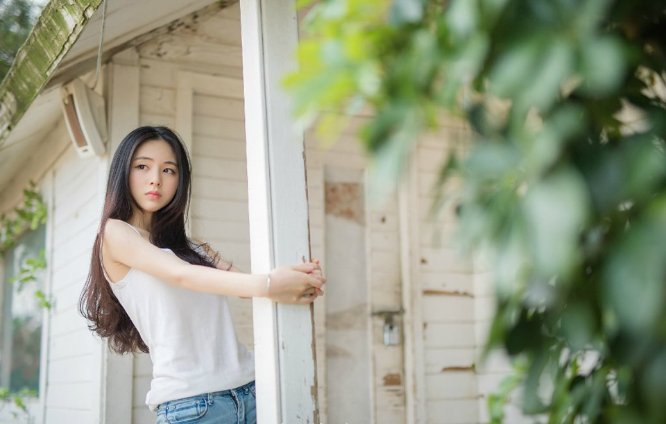 对弈的人已走,谁还在意推敲红尘之外的一盘残棋?